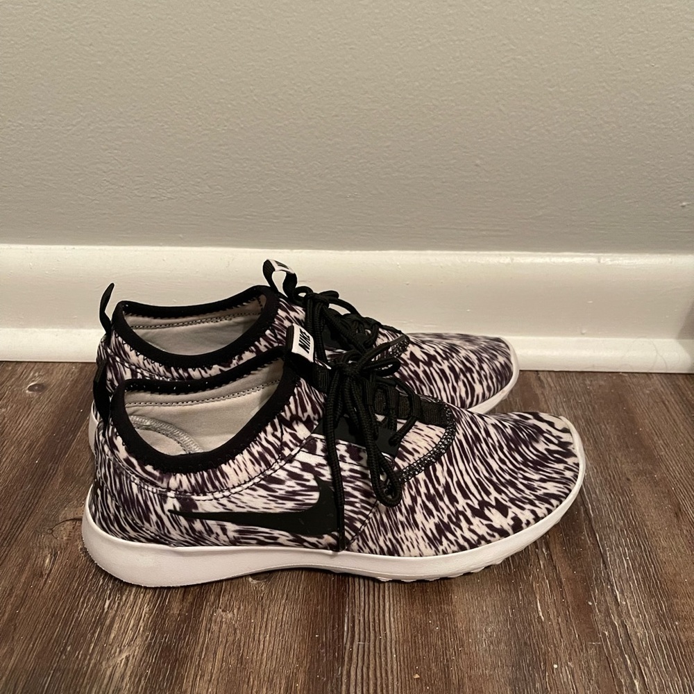 Nike tennis shoes